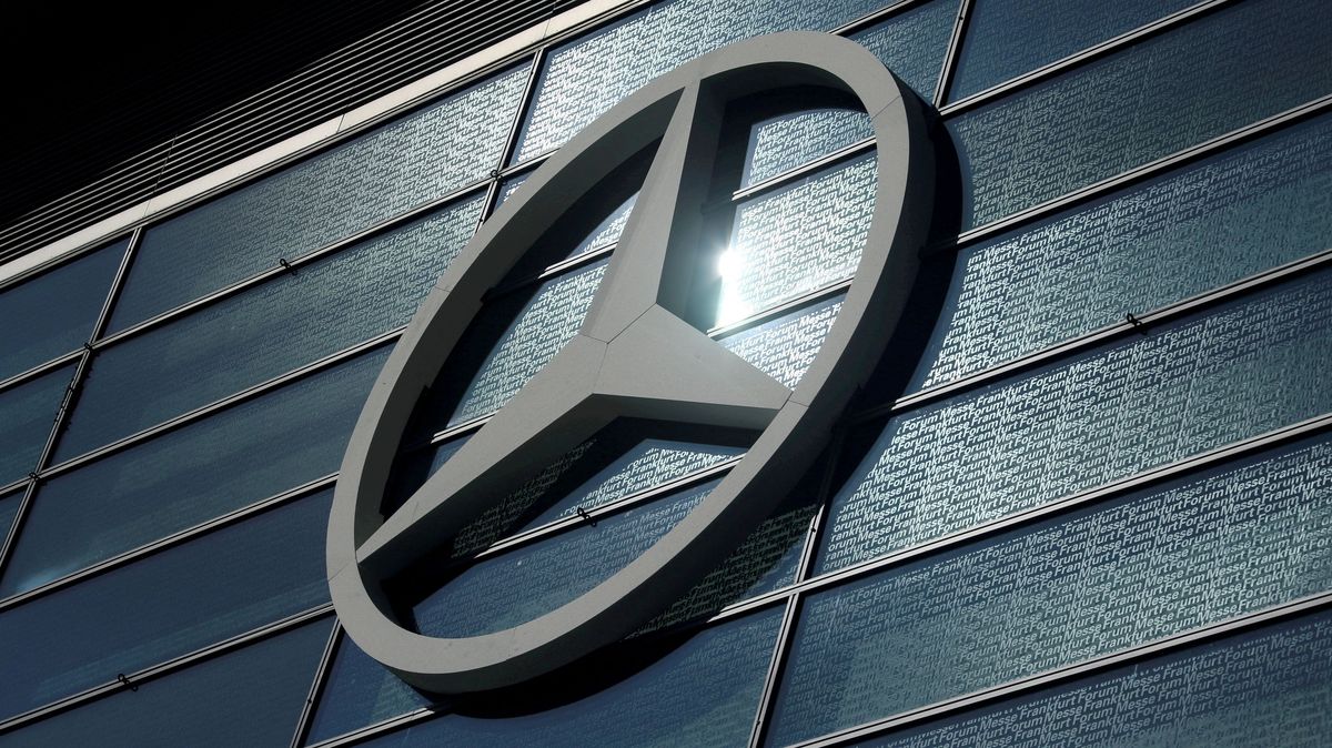 Putin schválil prodej ruské finanční divize Mercedesu